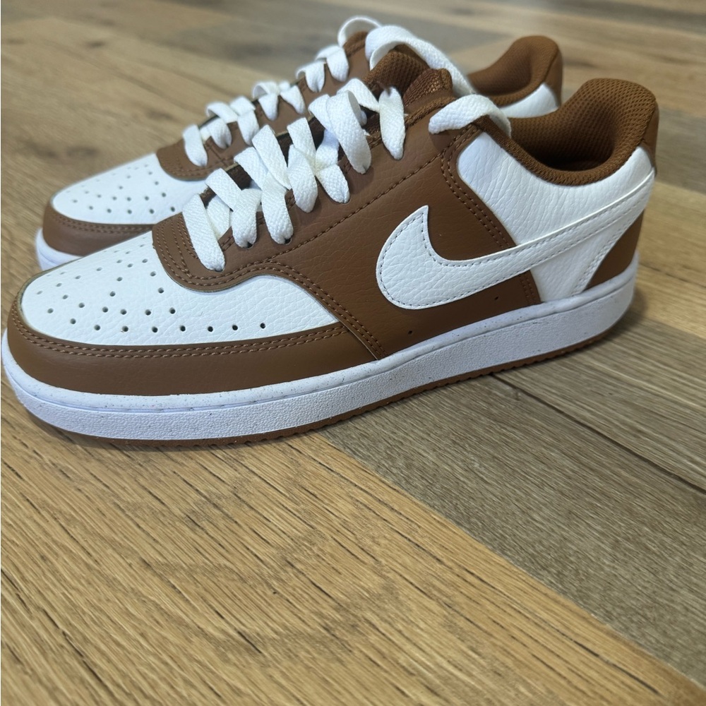 Nike Women's Low-Top Sneakers in White and Brown